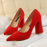 Chaussures simples à talons épais et hauts en daim à bout pointu et à bout peu profond pour le bureau